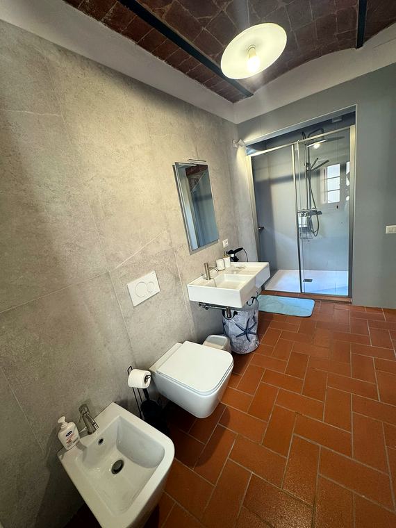 Bagno Camera Azzurra: Gres effetto pietra e doccia walk-in