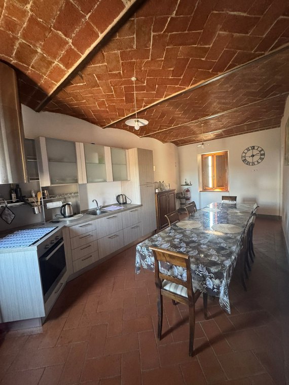 La cucina: Piano a induzione, forno e angolo colazione