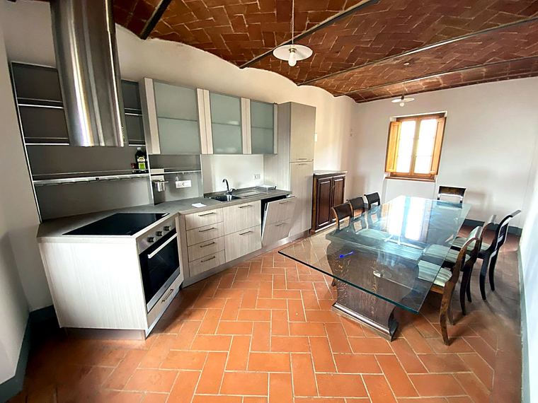 La cucina in comune: Il tavolone sotto la volta in cotto