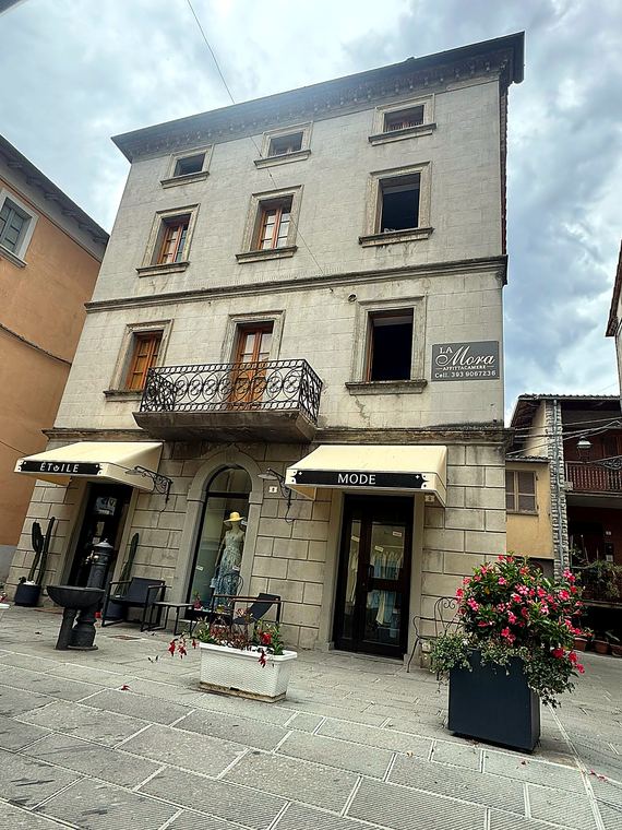 Il palazzo su Piazza Municipio: La facciata d'epoca con l'insegna La Mora