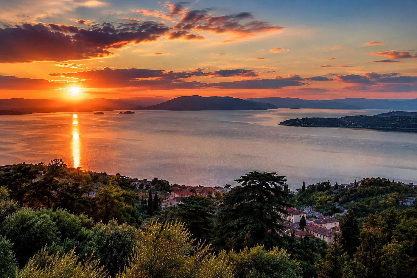 Tramonto sul Lago Trasimeno con l'Isola Maggiore