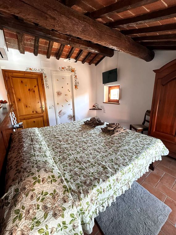 Camera Marrone: Le porte decorate a mano con i fiori