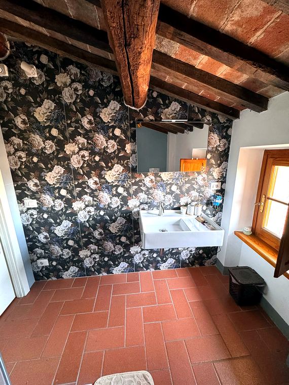 Bagno Camera Marrone: La parete di peonie su fondo scuro