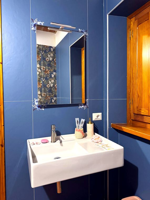 Bagno Camera Rosa: Il lavabo sospeso e lo specchio illuminato