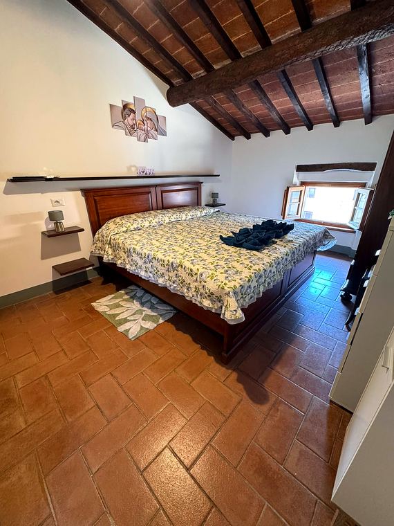 Camera Verde: La finestra che guarda il borgo