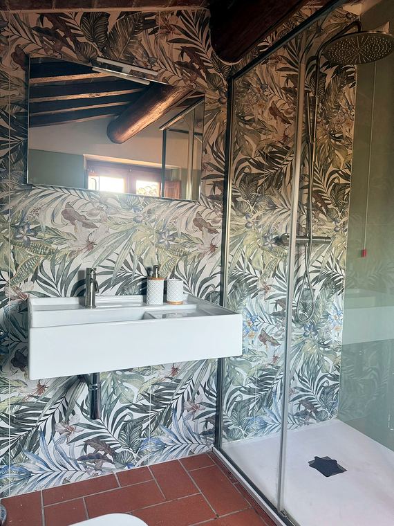 Bagno Camera Verde: La parete a foglie tropicali