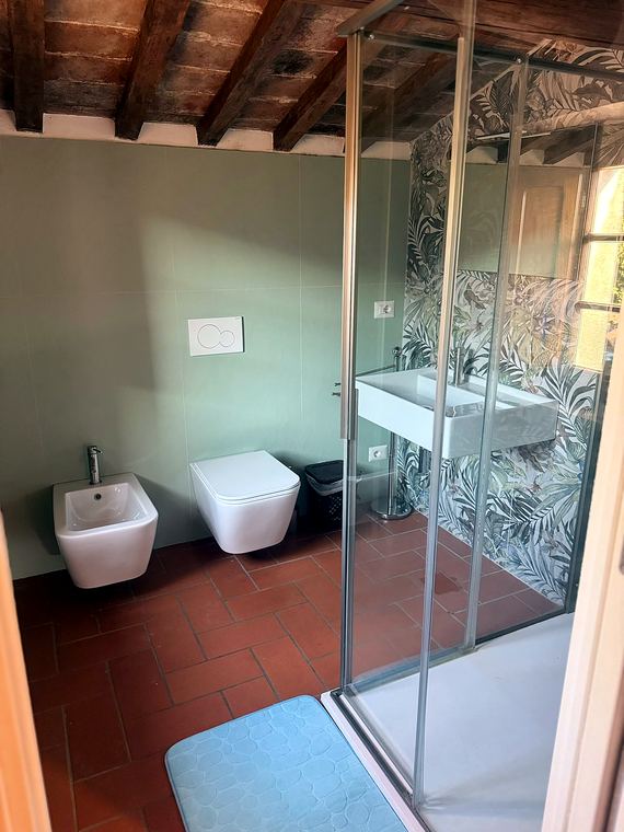 Bagno Camera Verde: Il verde salvia e i sanitari sospesi